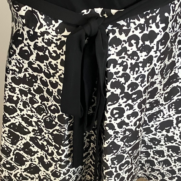 Diane Von Furstenberg - Like New Black and White Patterned Midi dress - Picture 7 of 16